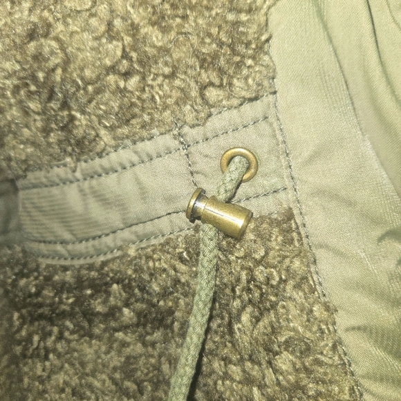 American Eagle size M olive/army green woman's winter coat, jacket sherpa ligned - Picture 4 of 10